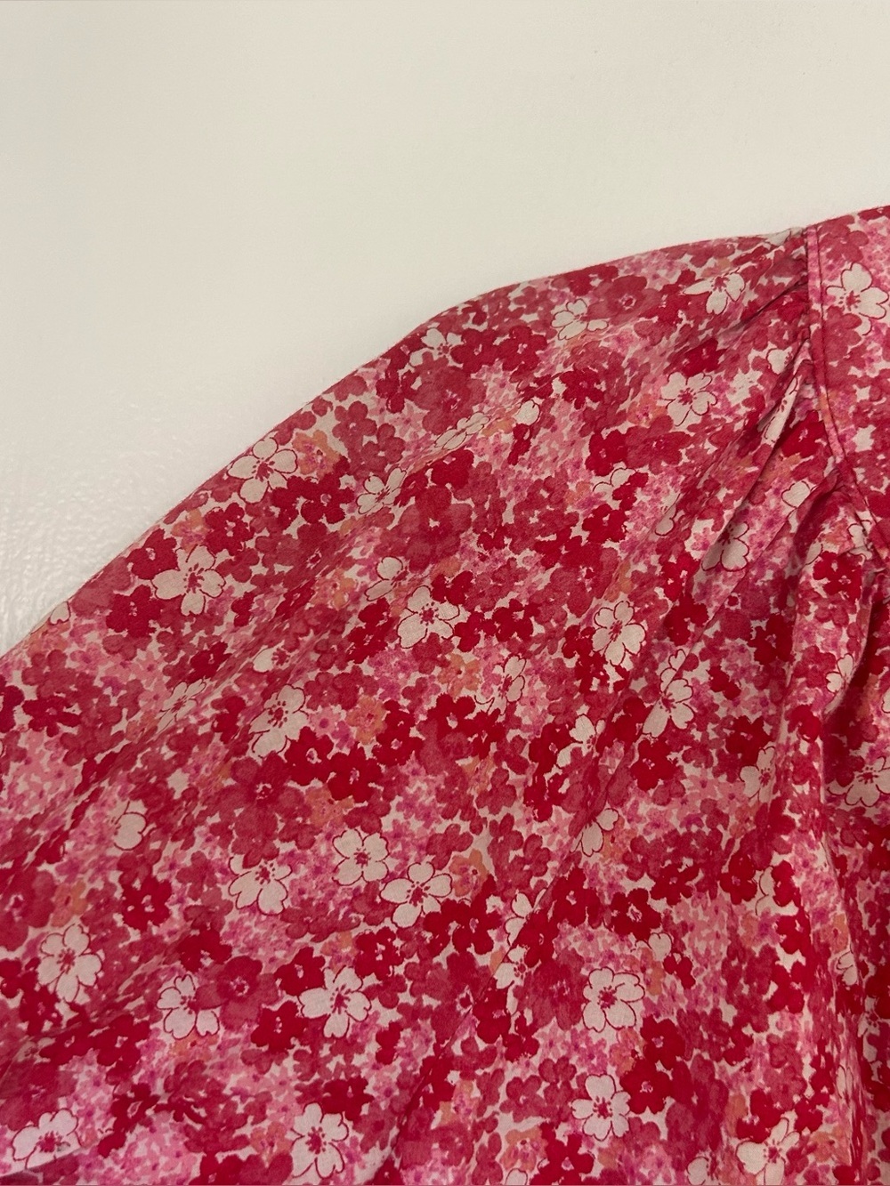 Hyacinth House Red and Pink Floral V-Neck Colleen Blouse Sz Small Tuckernuck - Picture 3 of 11